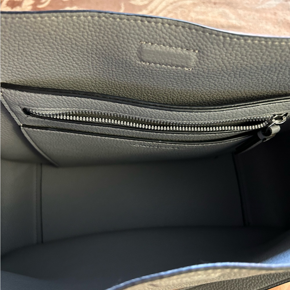 Calvin Klein Tote with matching cosmetic bag - Picture 5 of 8